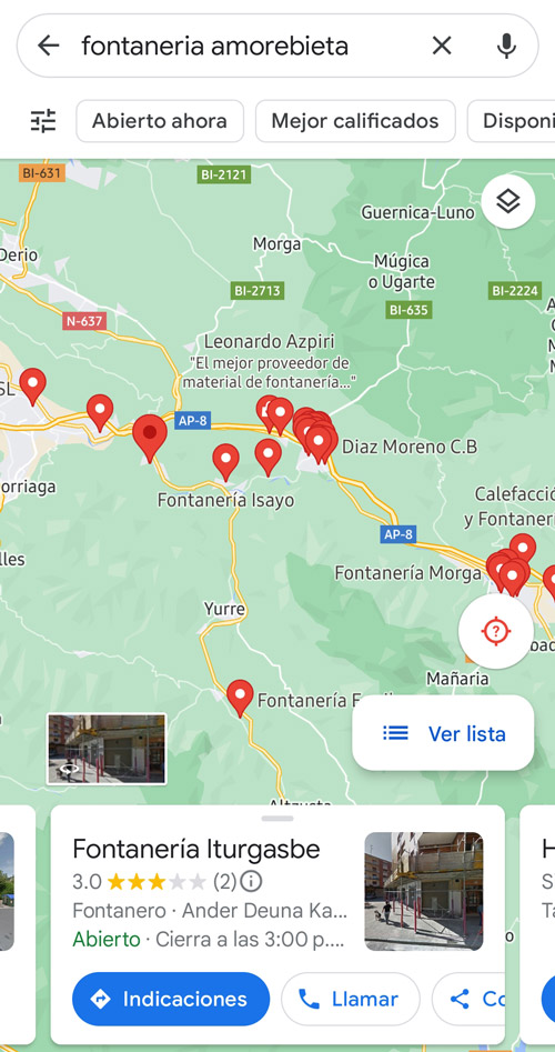 Búsqueda de negocio local en un teléfono móvil en Google Maps